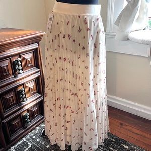 Aritzia -- NWT Leaf-Print 'Giselle' Twirl Skirt